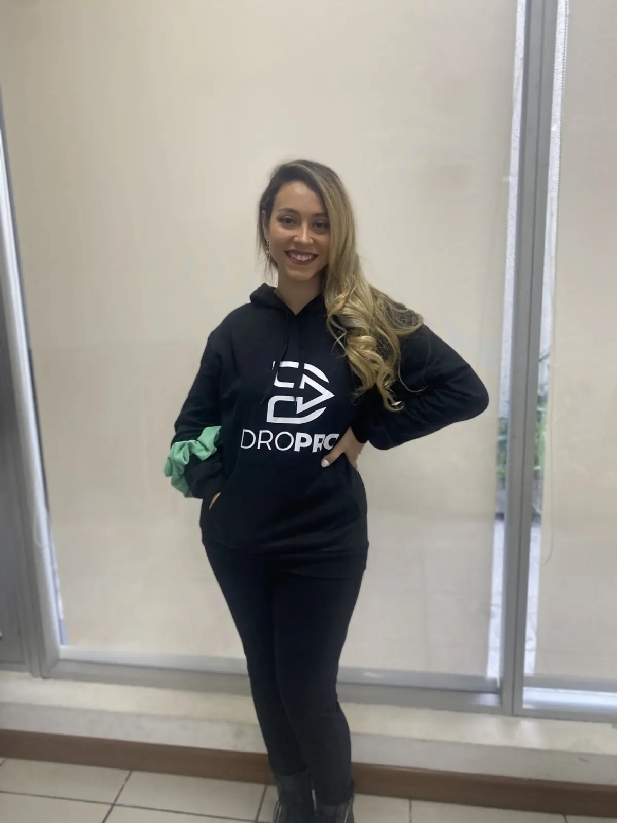 Antonella Azzarelli usando polerón negro de DROPRO